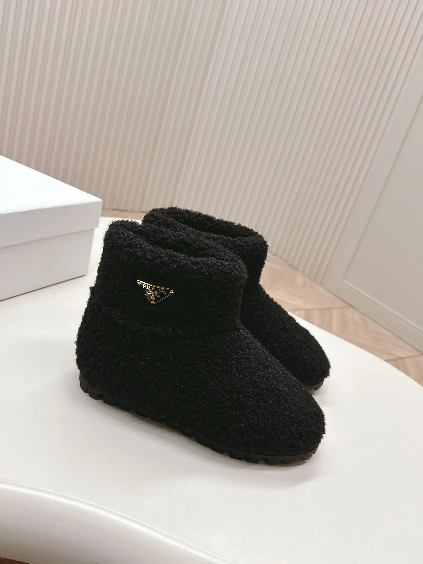 👟👟Ex-factory price 560👟👟 Prada prada24 autumn and winter furry short boots snow boots． The classic triangle buckle is comfortable, cute, cute, fashionable, elegant and versatile. The wool is comfortable and soft, awakening the warmth of autumn and winter. Let you walk comfortably from morning to night. You can easily manage the changing seasons. Wool, original outsole! 35-40 yards
